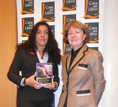 La editora Alicia Arés junto a Ángela Martín del Burgo