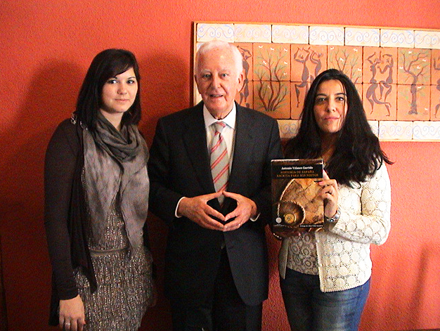 Antonio Velasco Garrido junto a su colaboradora Vanesa Pastor y la editora Alicia Arés