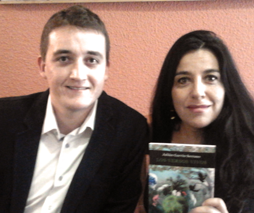 El poeta Julián Garvín y la editora Alicia Arés con  "Los versos vivos"