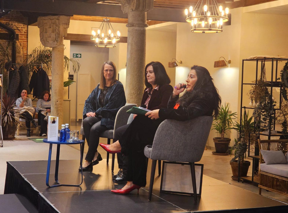 Sonsoles Snchez-Reyes recibe el VI Premio Internacional cuadernos del Laberinto de Historia, Biografa y Memorias en vila