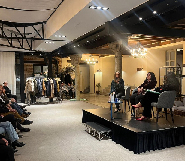 Sonsoles Snchez-Reyes recibe el VI Premio Internacional cuadernos del Laberinto de Historia, Biografa y Memorias en vila