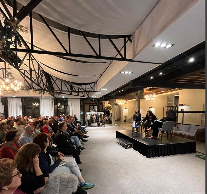 Sonsoles Snchez-Reyes recibe el VI Premio Internacional cuadernos del Laberinto de Historia, Biografa y Memorias en vila