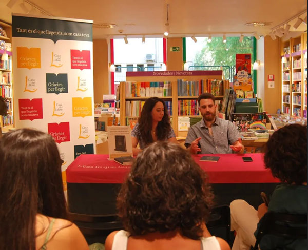 Alberto Wagener presentó en la Casa del Libro de Palma de Mallorca su poemario TRATADO DE DIÓPTRICA