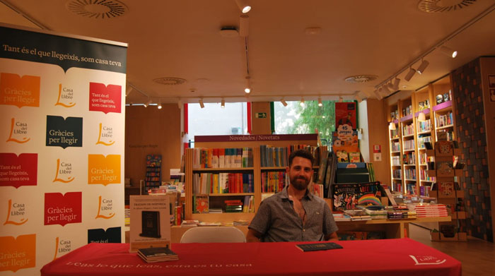 Alberto Wagener presentó en la Casa del Libro de Palma de Mallorca su poemario TRATADO DE DIÓPTRICA