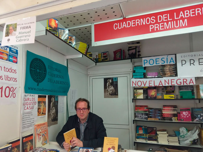 Manuel Guerrero Cabrera, en la Feria del Libro de Madrid, 2018, firmndo su libro AL COMPÁS LITERARIO DEL TANGO