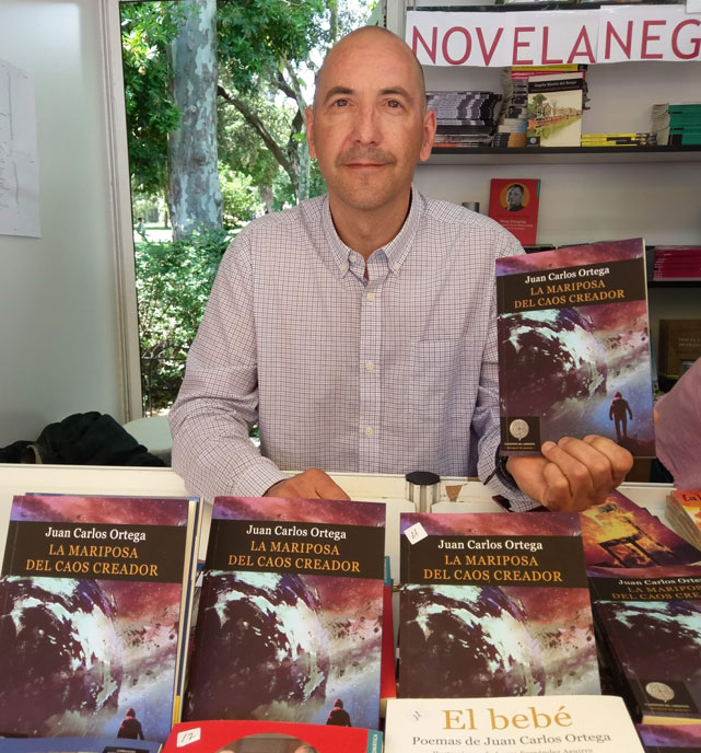 JUAN CARLOS ORTEGA firmando su obra en la Feria del Libro de Madrid
