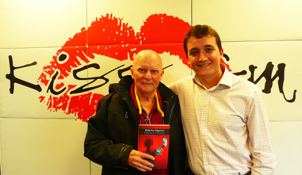 Mills Fox Edgerton y el poeta y periodista Julián Garvín Serrano durante una entrevista en Kiss FM