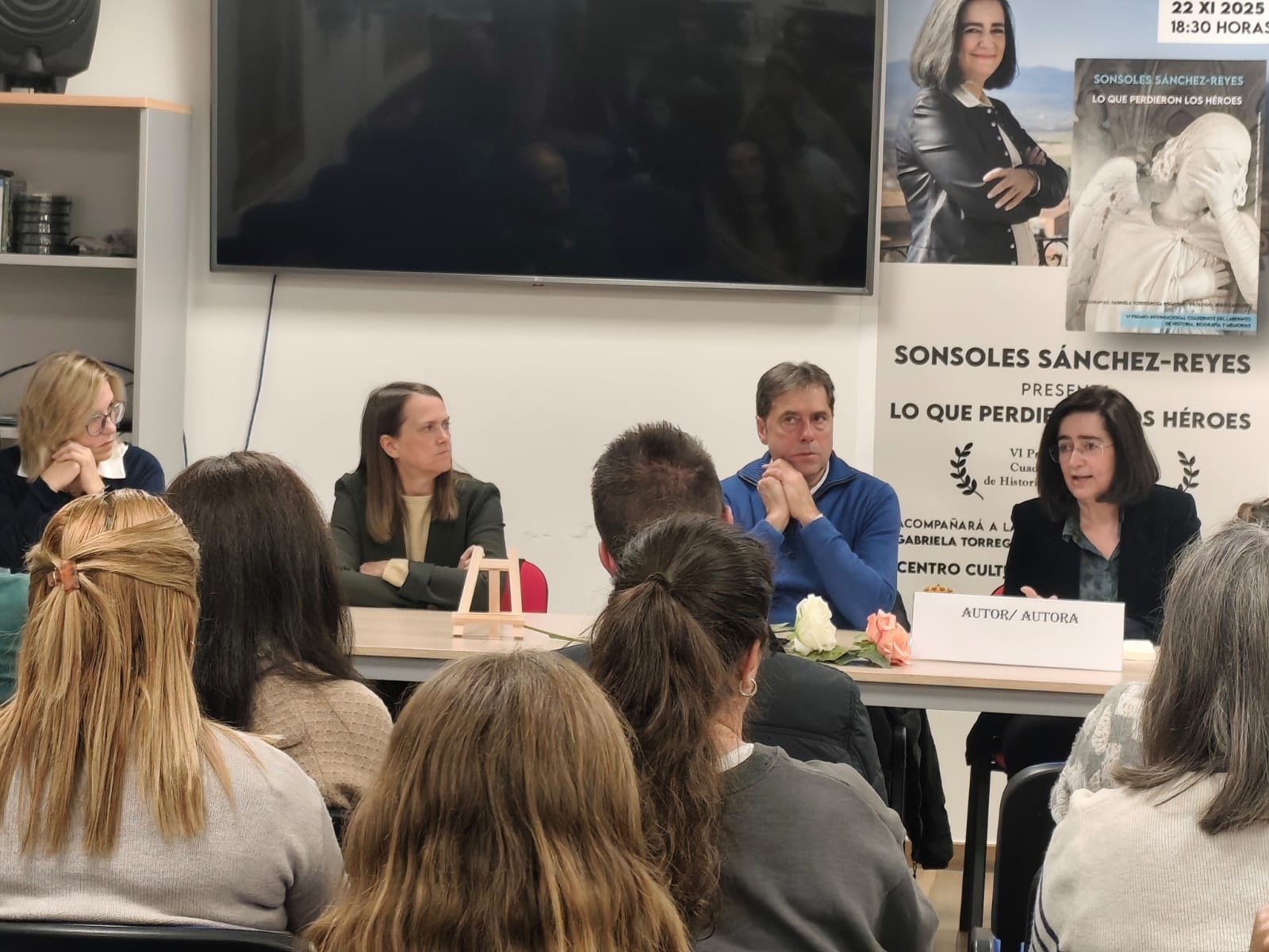 Sonsoles S�nchez-Reyes presenta Lo que perdieron los h�roes en NAVALUENGA (�vila)