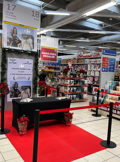 Sonsoles S�nchez-Reyes firma ejemplares en �vila