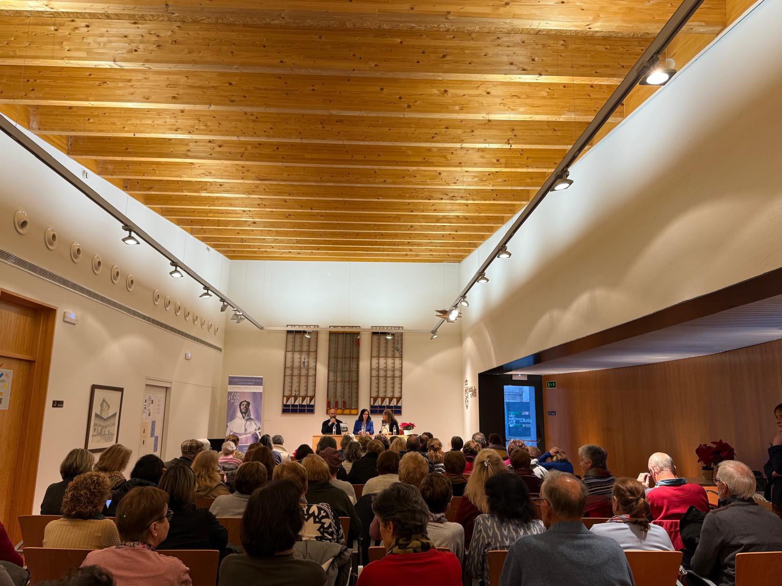 Sonsoles S�nchez-Reyes presenta Lo que perdieron los h�roes en FONTIVEROS